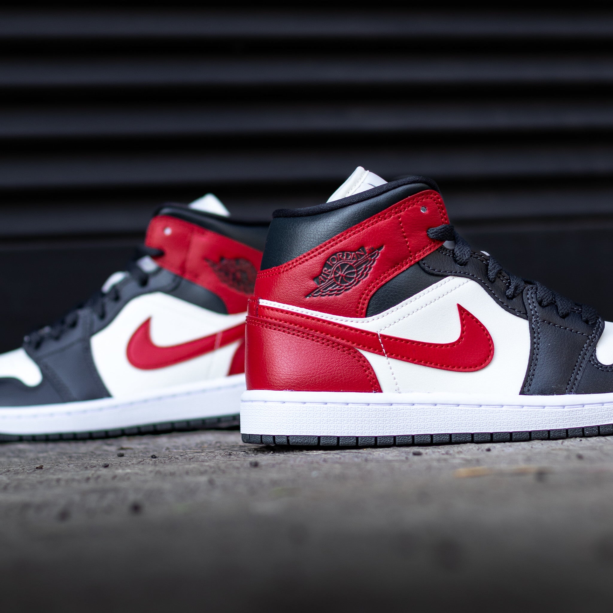 AIR JORDAN 1 MID GYM RED OFF NOIR
