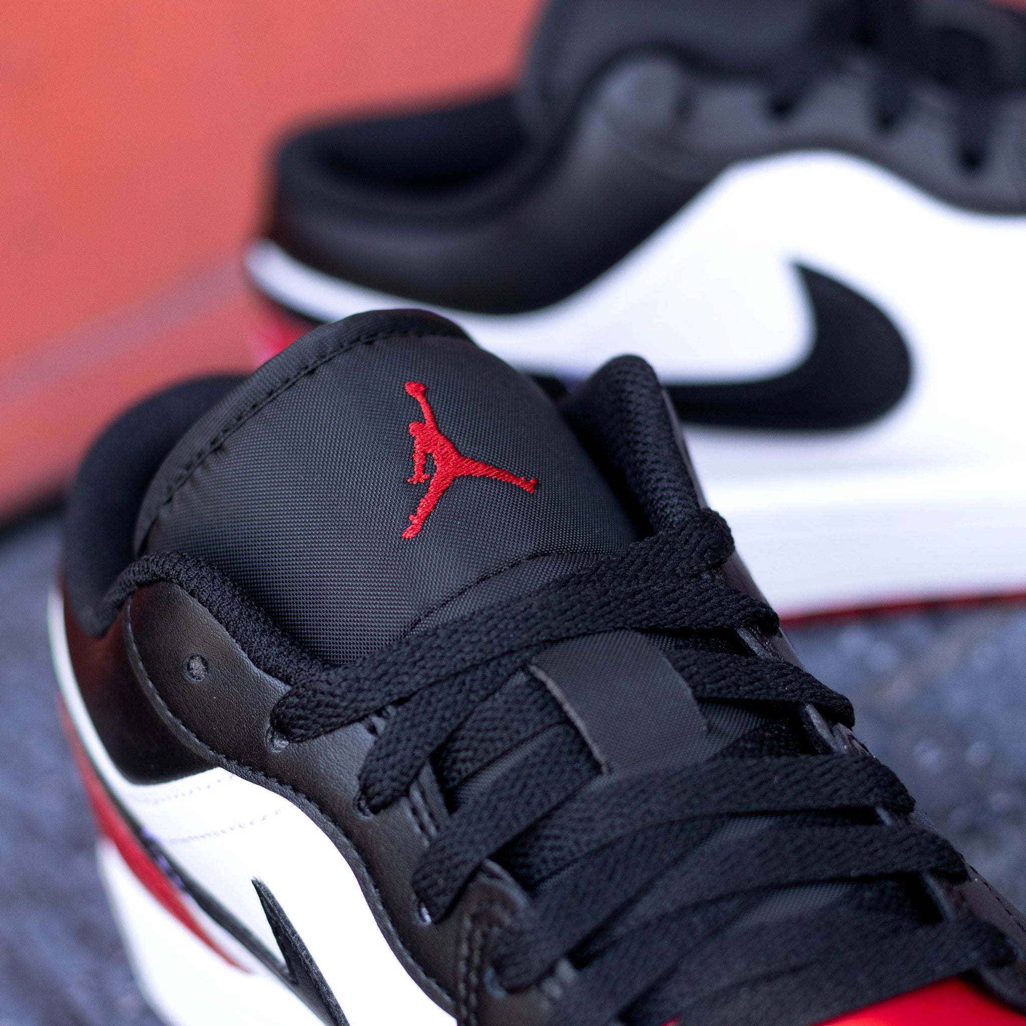 AIR JORDAN 1 LOW BRED TOE 2