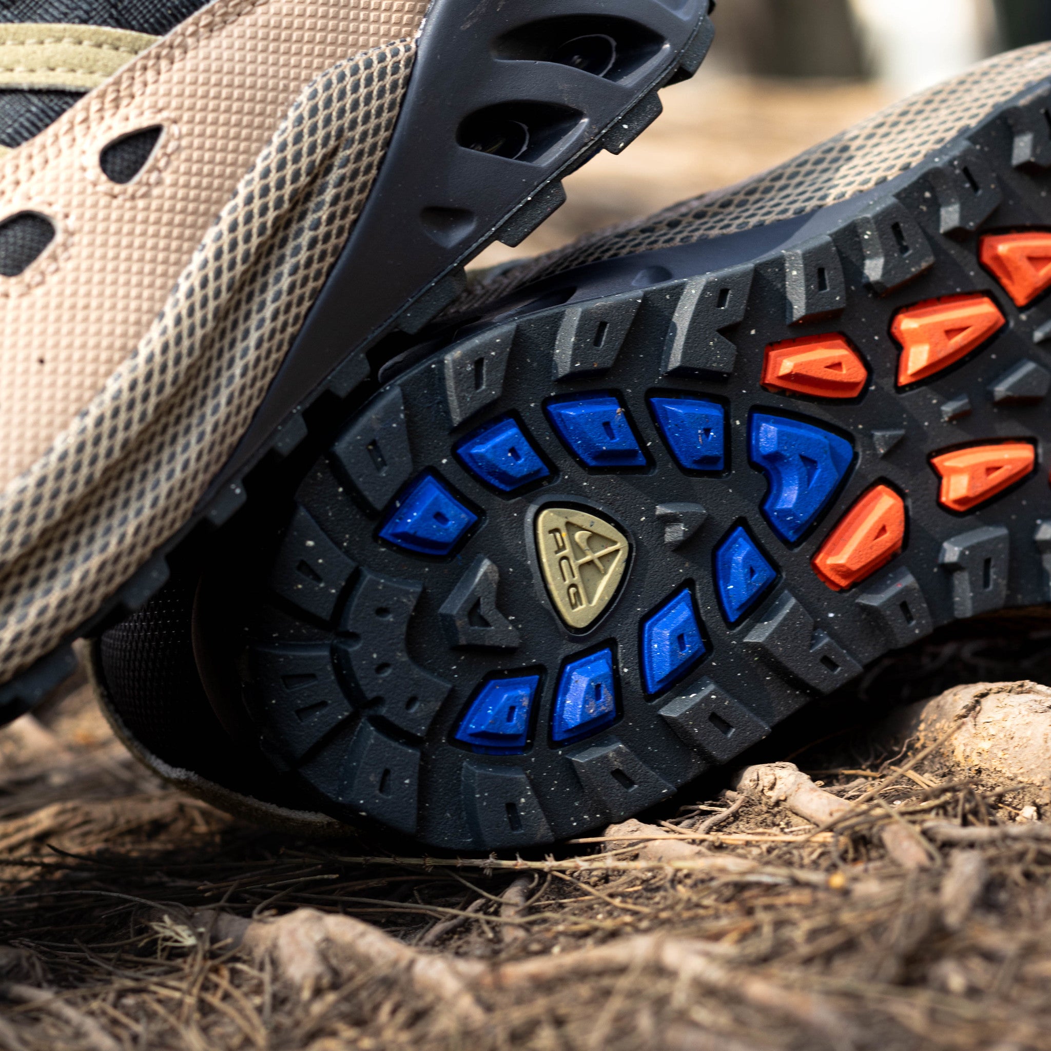 NIKE ACG AIR EXPLORAID NEUTRAL OLIVE