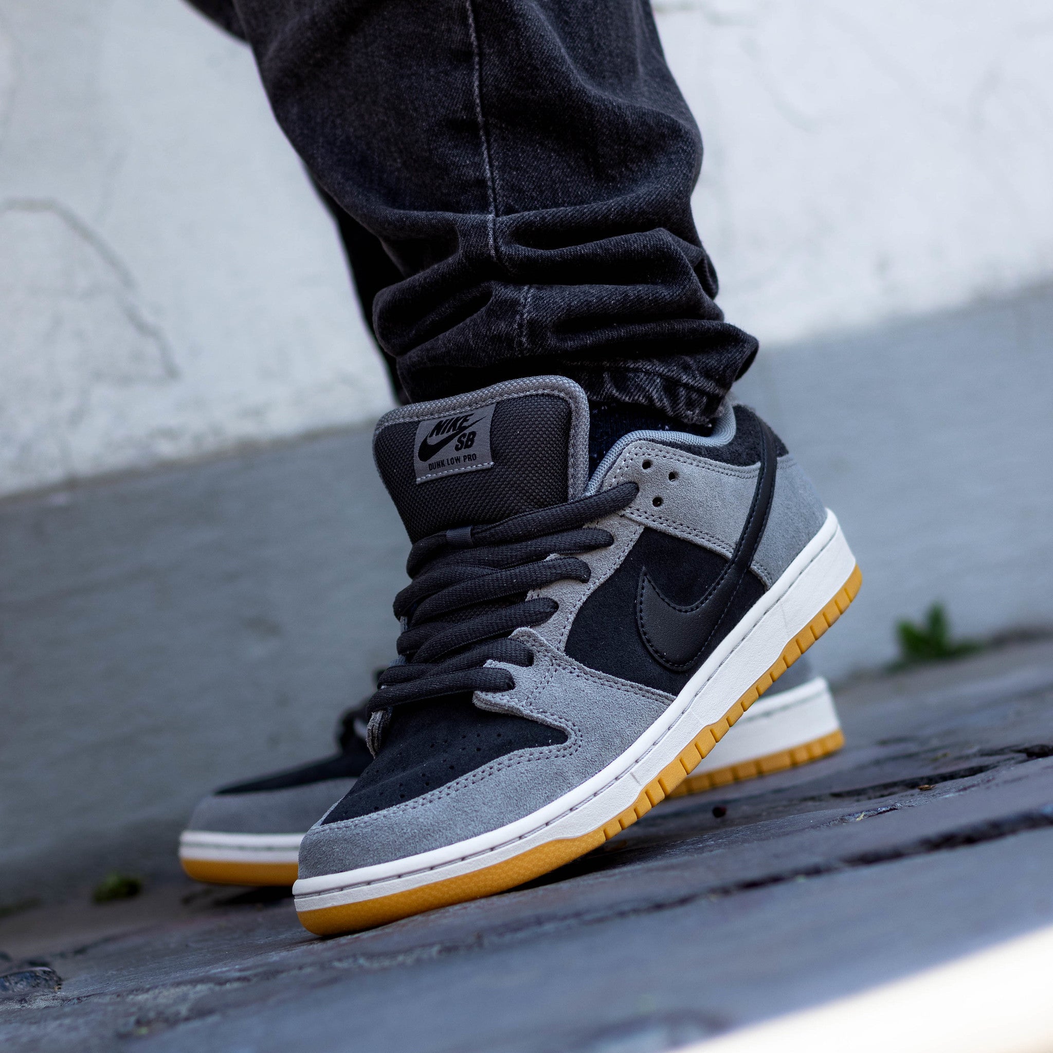 NIKE SB DUNK LOW BLACK SMOKE GREY GUM