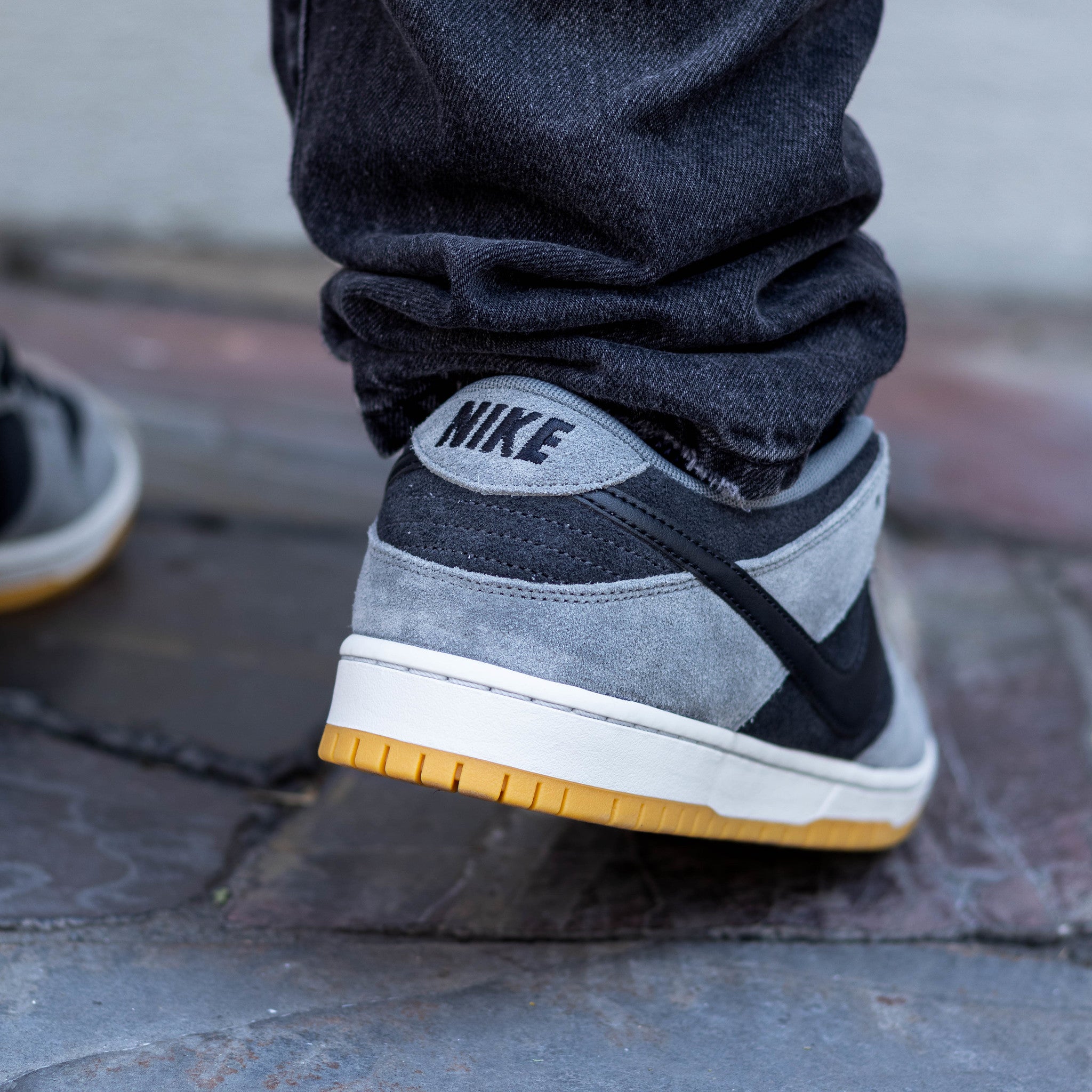 NIKE SB DUNK LOW BLACK SMOKE GREY GUM