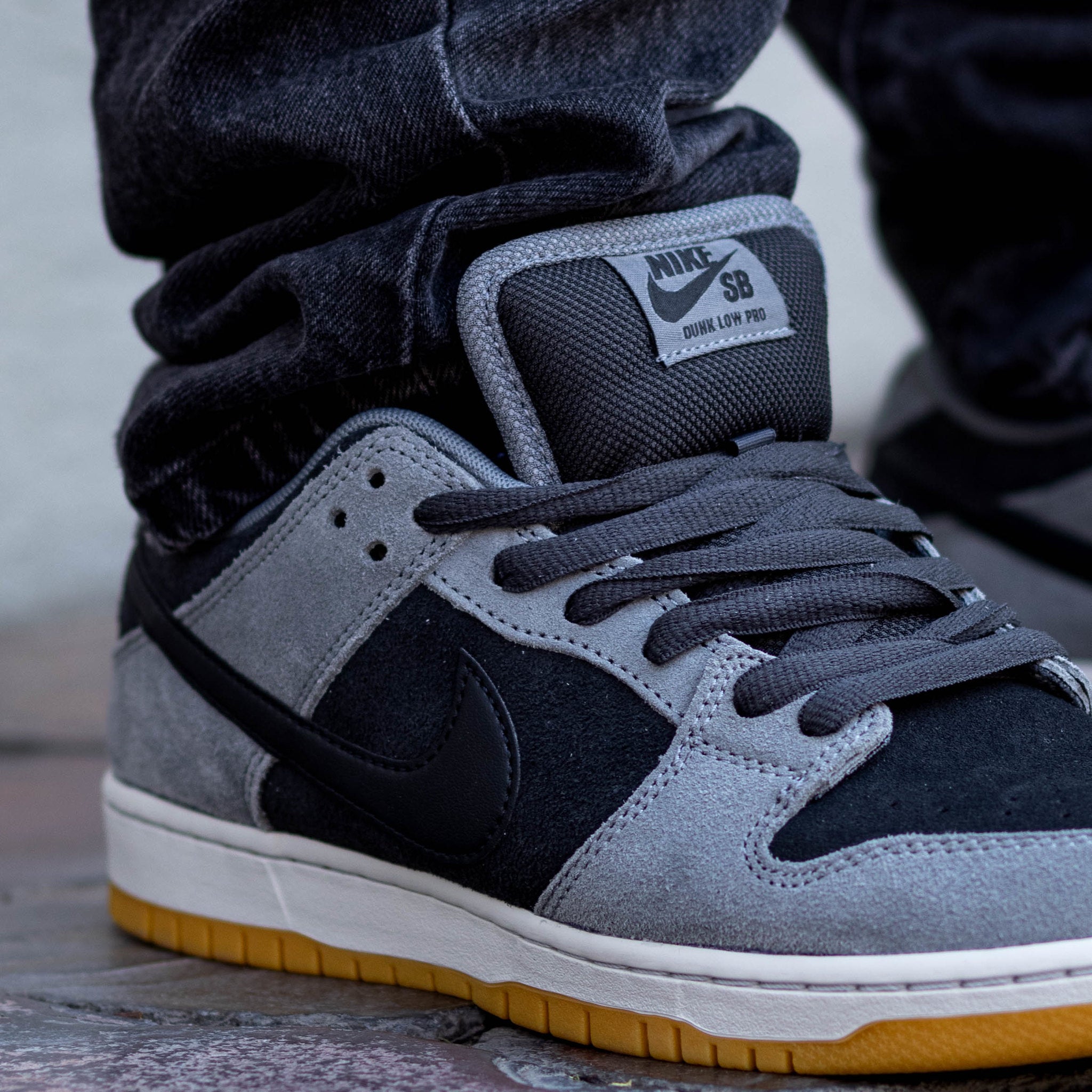 NIKE SB DUNK LOW BLACK SMOKE GREY GUM