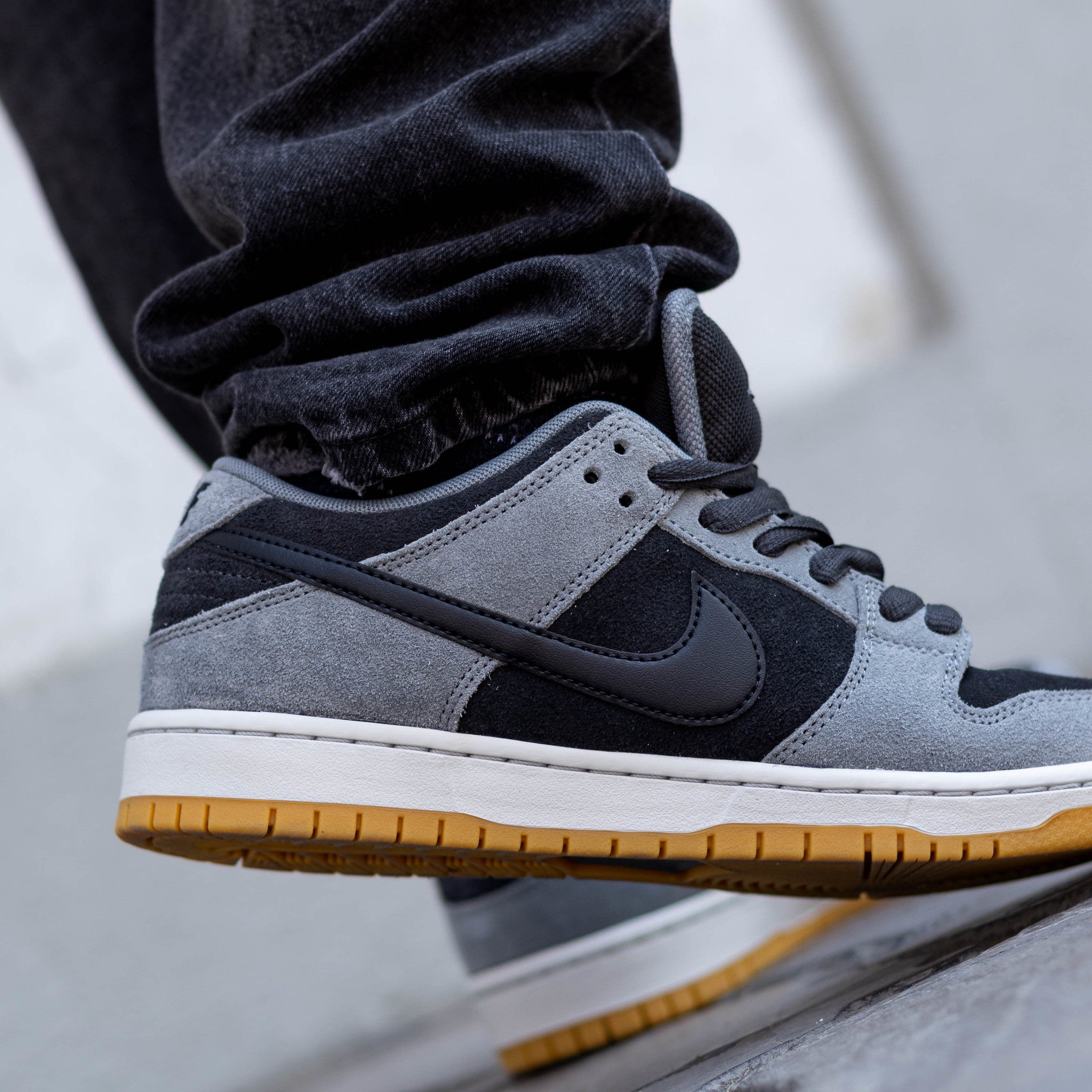 NIKE SB DUNK LOW BLACK SMOKE GREY GUM
