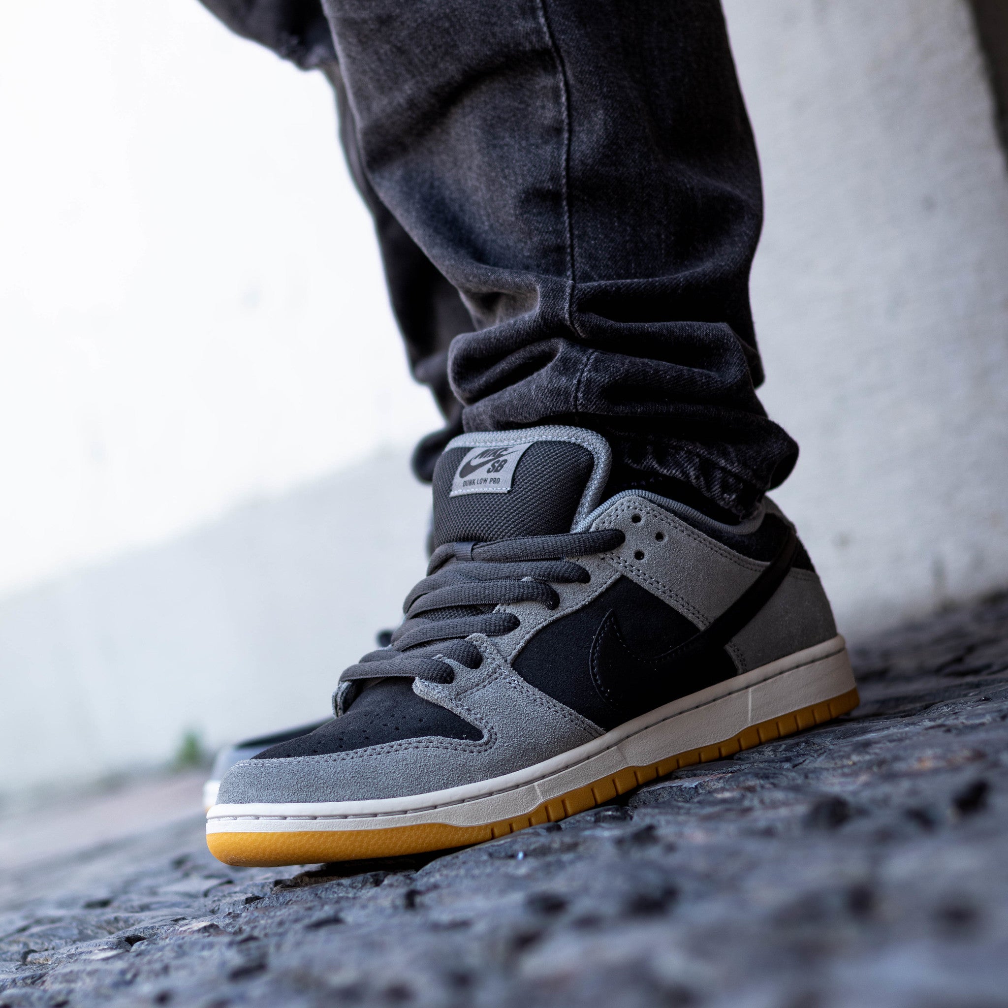 NIKE SB DUNK LOW BLACK SMOKE GREY GUM