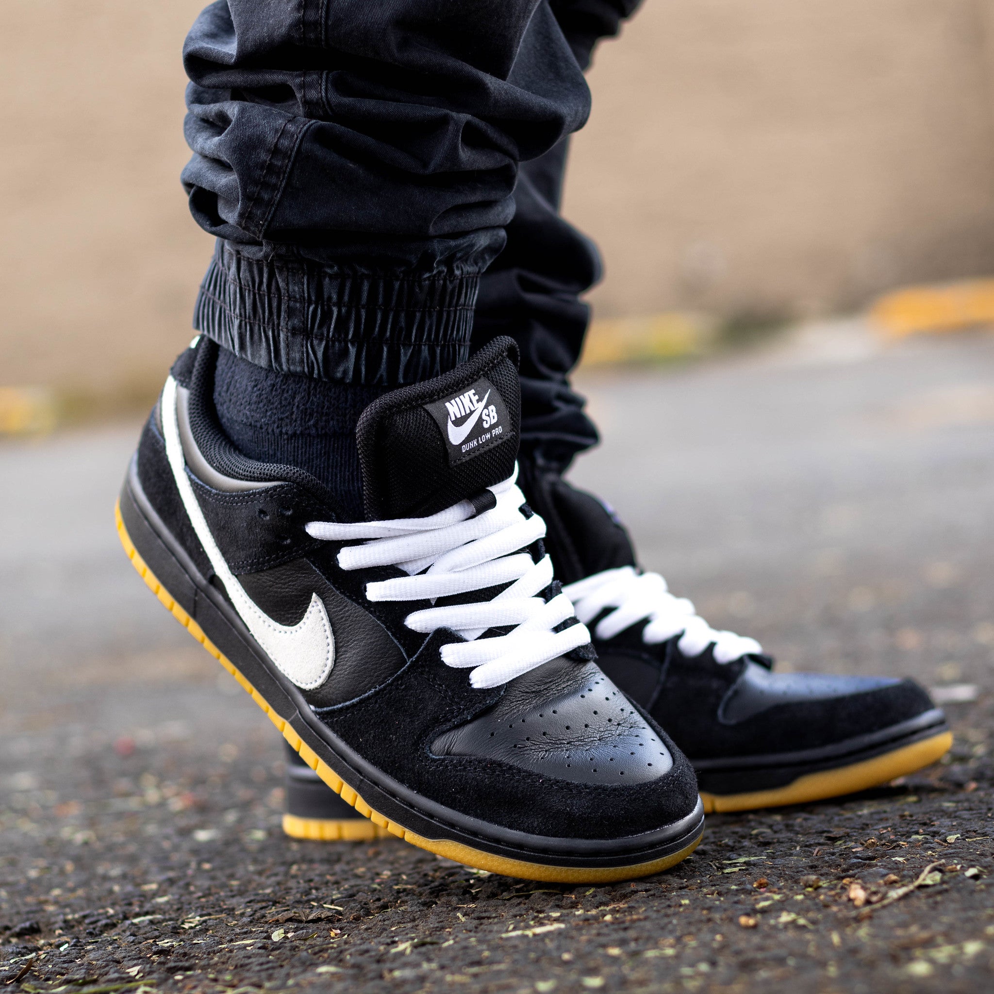 NIKE SB DUNK LOW BLACK WHITE GUM