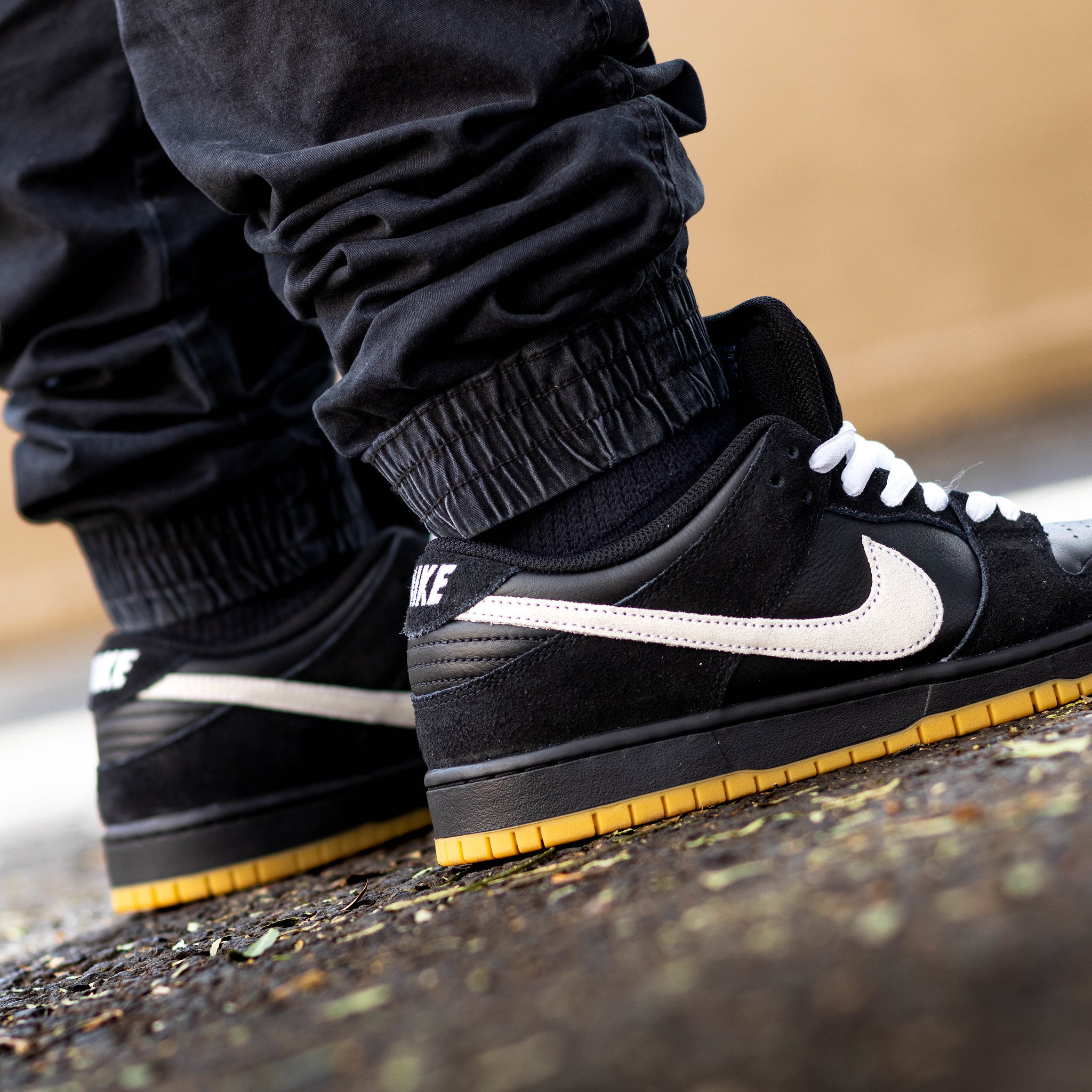 NIKE SB DUNK LOW BLACK WHITE GUM