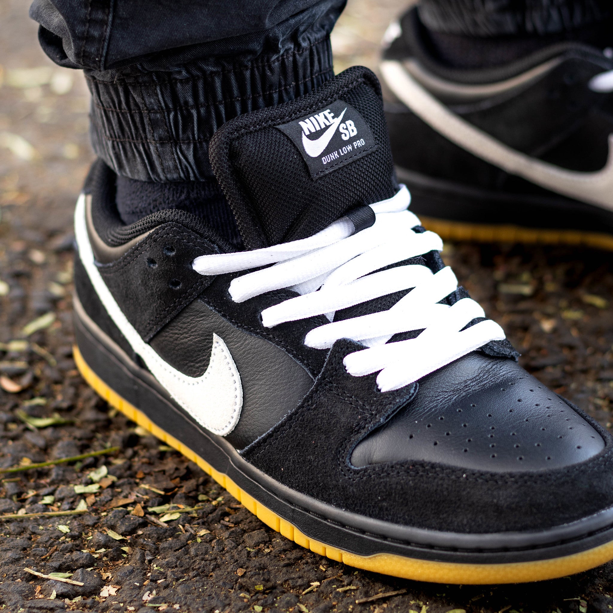 NIKE SB DUNK LOW BLACK WHITE GUM