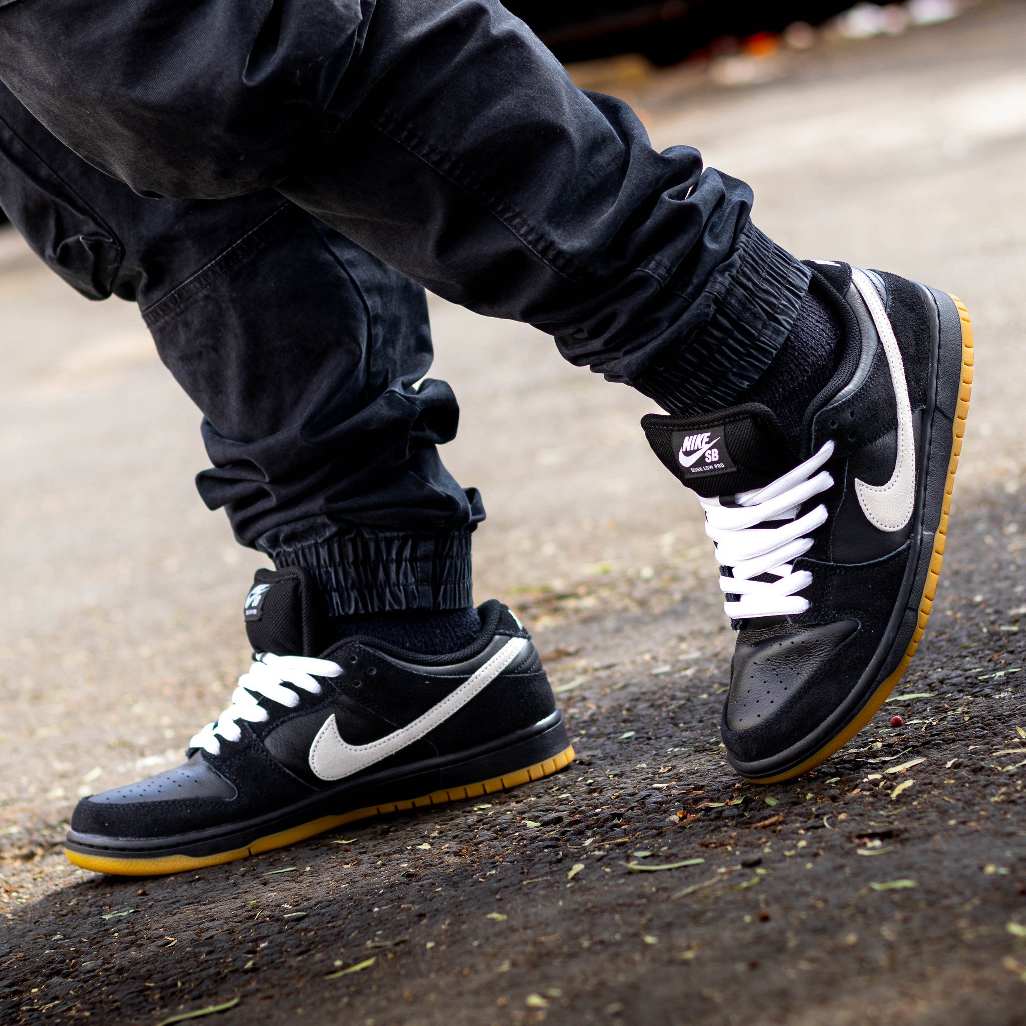 NIKE SB DUNK LOW BLACK WHITE GUM