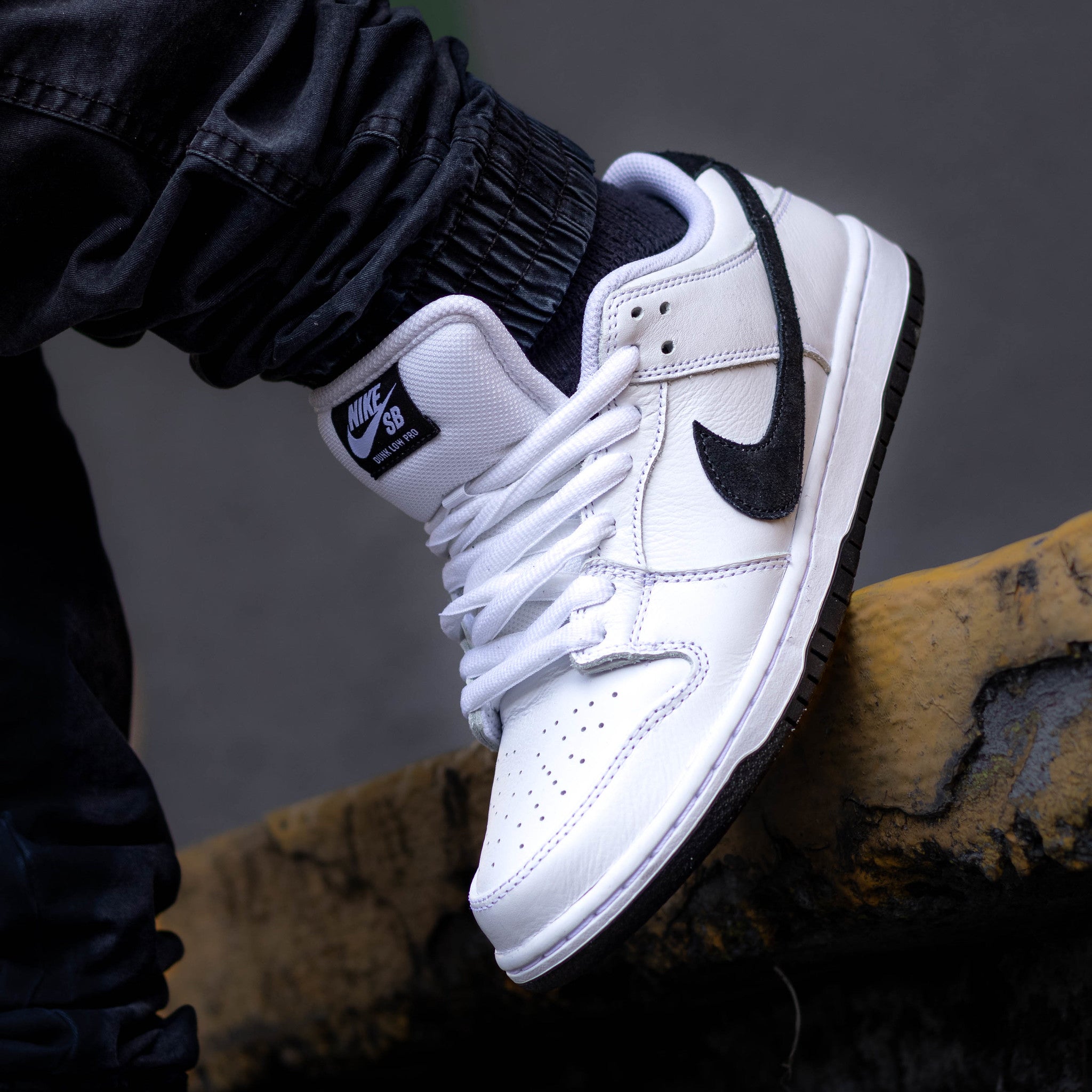 NIKE SB DUNK LOW WHITE BLACK