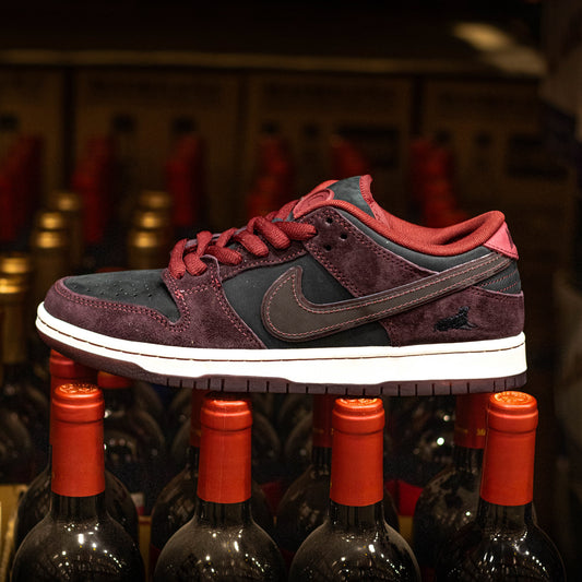 NIKE SB DUNK LOW X RIOT SKATESHOP