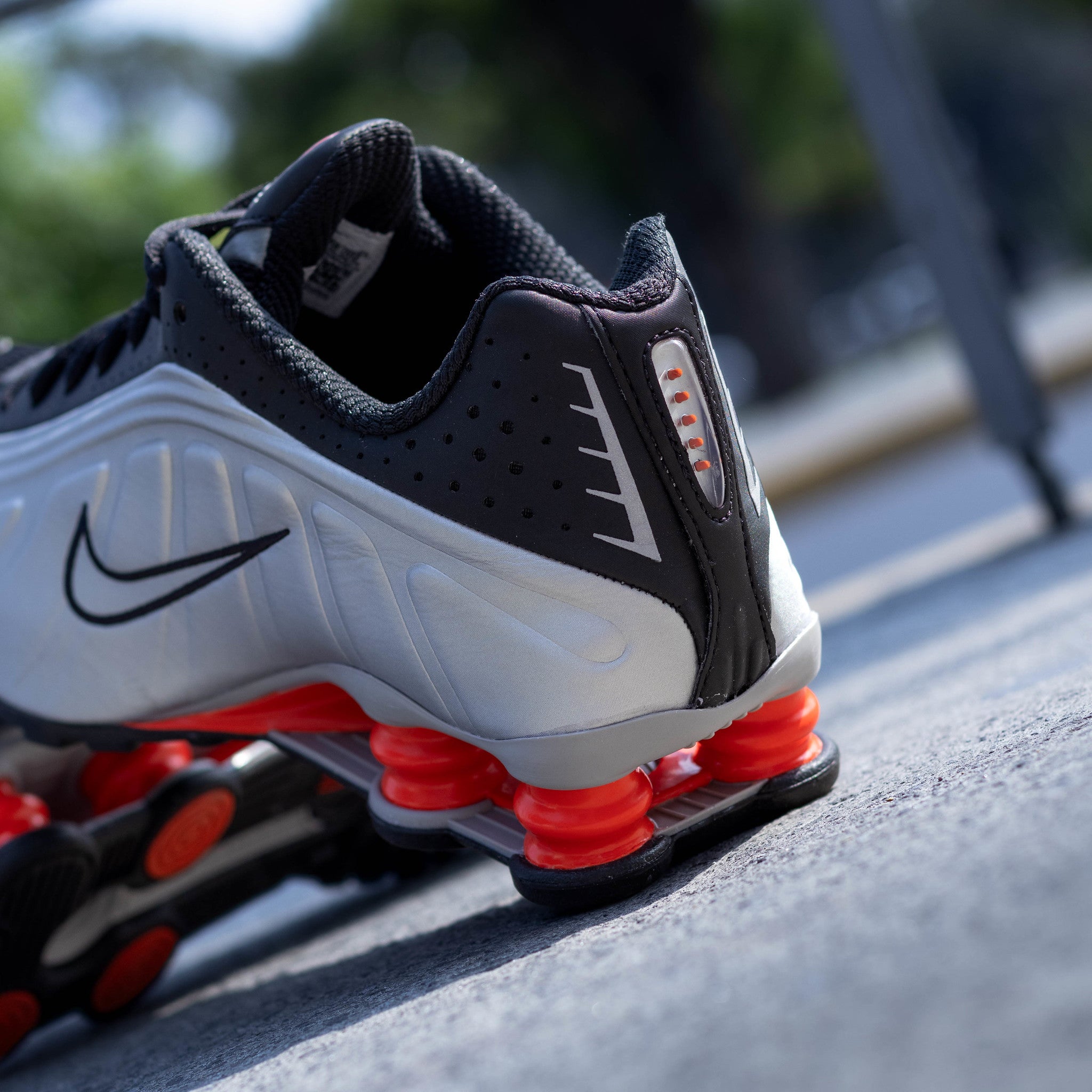 NIKE SHOX R4 METTALIC SILVER