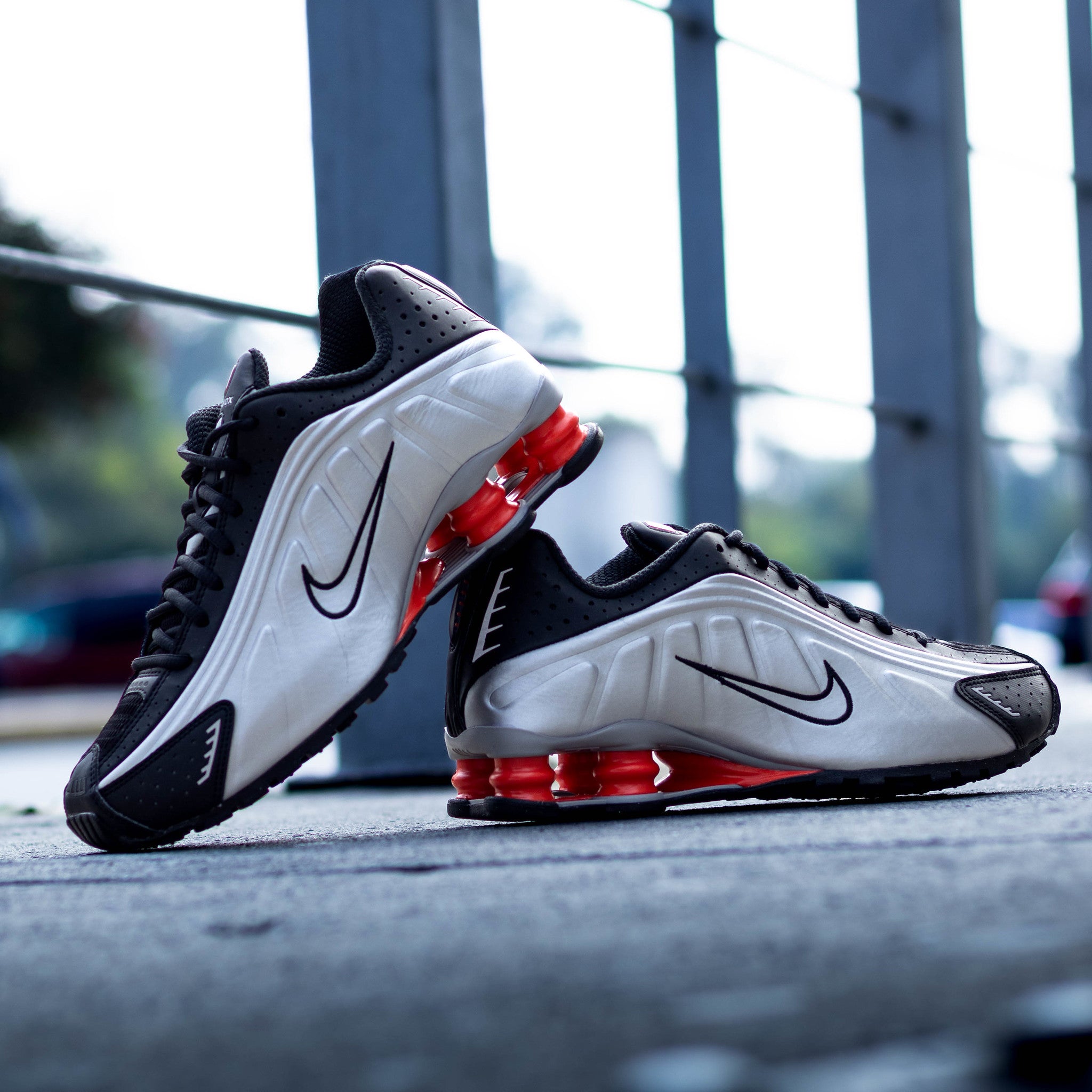 NIKE SHOX R4 METTALIC SILVER