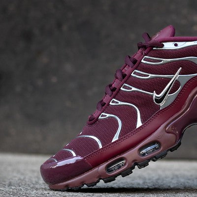 NIKE AIR MAX PLUS SE MAROON METALLIC SILVER-HJ9743-600-B