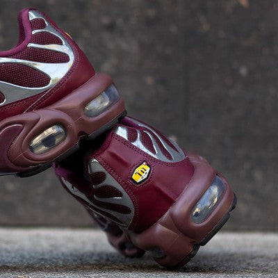 NIKE AIR MAX PLUS SE MAROON METALLIC SILVER-HJ9743-600-C