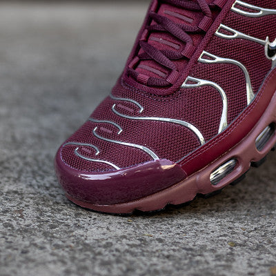 NIKE AIR MAX PLUS SE MAROON METALLIC SILVER-HJ9743-600-D