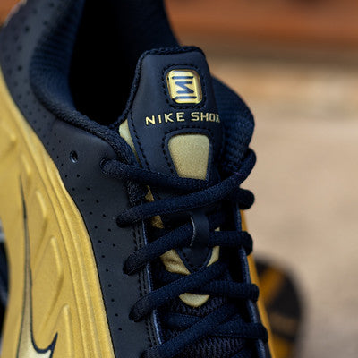NIKE SHOX R4 BLACK METALLIC GOLD W-AR3565-005-G