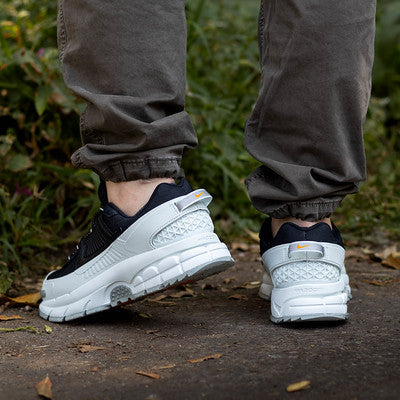 NIKE ZOOM VOMERO 5 ROAM BLACK SILVER-FV2295-001-B