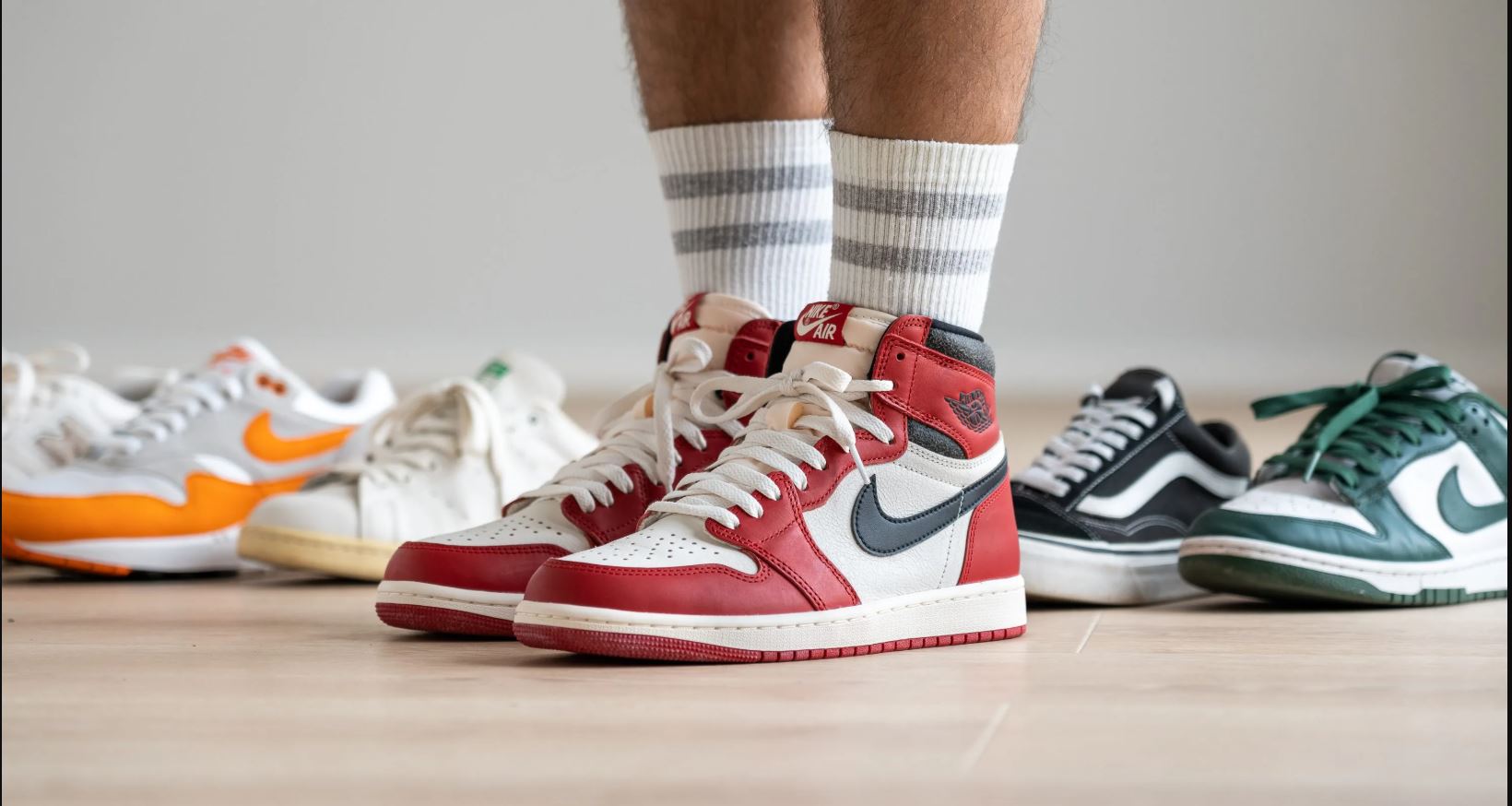 El mundo de los sneakers nunca deja de sorprendernos, y este año no fue la excepción. Desde lanzamientos exclusivos hasta modelos clásicos que siguen marcando tendencia, estos sneakers no solo dominaron las calles, sino también las listas de ventas. Aquí te presentamos el ranking de los 10 sneakers más populares del año, aquellos que todos quisieron tener en sus manos (y pies).